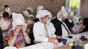 И что конкретно в ресторанах взрослого? У всех, конечно, разные традиции и желания. 
Если наколдыриться и прочая деревенщина с зашкаливают спермотоксикозом, то да, взрослый праздник.
Если как торжество, то семейный. 
Своей у меня не было, но все, что были у друзей и родственников это загородные локации, и совершенно у всех были аниматоры и детские зоны, у кого заказанные батуты, у кого площадка уже на территории. 
У нас вообще не принято детей сбагривать или оставлять, хоть на др, хоть на свадьбу. 
Вы про такой взрослый праздник?