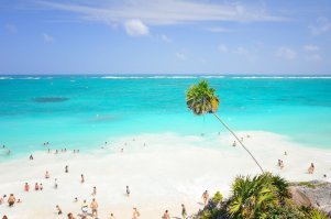 Ну за Тулум обидно стало, Тулум прекрасен и с народом и без. Карибское море, есть Карибское море.  Ну да, он внизу скал, и что, все равно красота