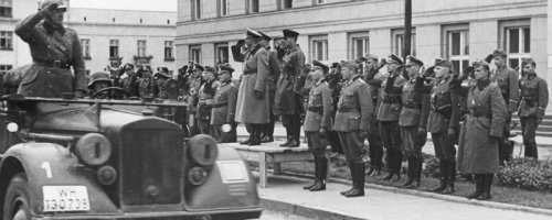 А чем она отличается от ублюдков на фото\видео ниже?По другому фашистов приветствовала?Хотя не,разница есть.Твои фото сделаны до того как у Гитлера крыша поехала и он начал весь мир гасить.Через 3 дня после начала второй мировой Англия сама обьявила войну Германии.Фото и видео мои сделаны после этого.Особенно видео.Как-то неловко получилось,да?Хотел ты вброс сделать,а всрался сам.