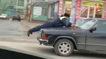 Фигурки на капоте