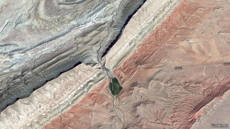 И ещё, совсем рядом. Ближе к границе с Туркменией.
Спутник и реальность.