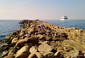 Абсолютно верно. Живу в Риге, в микрорайоне Даугавгрива, (Бывший Усть-Двинск) В Вакарбулли пляж классный, ( напитки, закуски, мороженное, душ) Однако мне от дома до моря 17 минут в районе маяка.(устье Даугавы) Там тоже классно. в Юрмале уже давно не был. Сейчас там делать нечего. Всё дорого, билеты в электричке тоже дорогие. В советское время часто с детьми ездили до станции Булдури к ресторану Юрас перле. Купались загорали. Потом сидели на верху в кафешке Юрас перле на открытом воздухе и созерцали с верху виды природы и пляжа. В то время, если с утра не приехал, прилечь на пляже место ещё нужно было поискать. Обедали в огромной булдурской столовке, недалеко от моря и станции. а потом ходили и просто гуляли по Юрмале, обычно до станции Майори.