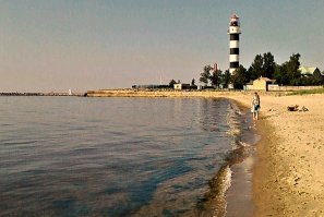 Абсолютно верно. Живу в Риге, в микрорайоне Даугавгрива, (Бывший Усть-Двинск) В Вакарбулли пляж классный, ( напитки, закуски, мороженное, душ) Однако мне от дома до моря 17 минут в районе маяка.(устье Даугавы) Там тоже классно. в Юрмале уже давно не был. Сейчас там делать нечего. Всё дорого, билеты в электричке тоже дорогие. В советское время часто с детьми ездили до станции Булдури к ресторану Юрас перле. Купались загорали. Потом сидели на верху в кафешке Юрас перле на открытом воздухе и созерцали с верху виды природы и пляжа. В то время, если с утра не приехал, прилечь на пляже место ещё нужно было поискать. Обедали в огромной булдурской столовке, недалеко от моря и станции. а потом ходили и просто гуляли по Юрмале, обычно до станции Майори.