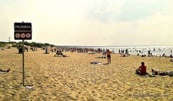 Абсолютно верно. Живу в Риге, в микрорайоне Даугавгрива, (Бывший Усть-Двинск) В Вакарбулли пляж классный, ( напитки, закуски, мороженное, душ) Однако мне от дома до моря 17 минут в районе маяка.(устье Даугавы) Там тоже классно. в Юрмале уже давно не был. Сейчас там делать нечего. Всё дорого, билеты в электричке тоже дорогие. В советское время часто с детьми ездили до станции Булдури к ресторану Юрас перле. Купались загорали. Потом сидели на верху в кафешке Юрас перле на открытом воздухе и созерцали с верху виды природы и пляжа. В то время, если с утра не приехал, прилечь на пляже место ещё нужно было поискать. Обедали в огромной булдурской столовке, недалеко от моря и станции. а потом ходили и просто гуляли по Юрмале, обычно до станции Майори.