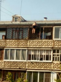 Здесь парень не просто позагорать решил, а просто он долб....б
