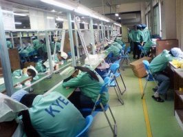 Это китайцы... Не уходят с работы совсем. Даже там спят.  Учатся этому со школы...