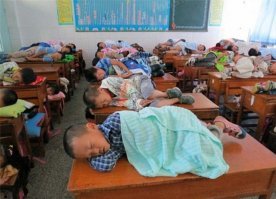 Это китайцы... Не уходят с работы совсем. Даже там спят.  Учатся этому со школы...