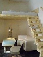 Выглядит неплохо, но всё-таки какое-никакое ограждение для лестницы и лежанки не помешало бы...