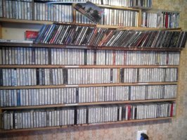 У меня, к сожалению не сохранились, но вот полка с кассетами висит до сих пор, хоть уже и не пользуюсь, но выкидывать жаль