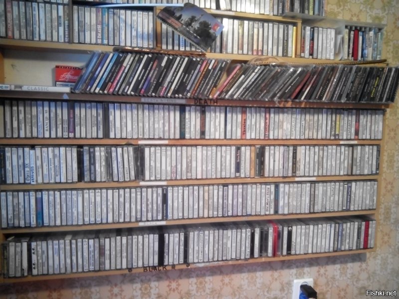 У меня, к сожалению не сохранились, но вот полка с кассетами висит до сих пор, хоть уже и не пользуюсь, но выкидывать жаль