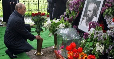 Президент России подписал указ, на основании которого учреждается медаль в честь 75-летия Победы в Великой Отечественной войне. В президентском указе отмечается, что учреждение юбилейной награды является данью глубокого уважения великому подвигу, героизму и самоотверженности ветеранов войны.

========================================

Т.н. "президент" какие только "патриотические" указы не подписывает, только вот поклоняется  и строит капища ИСКЛЮЧИТЕЛЬНО негодяям и предателям Родины! Как так получается?