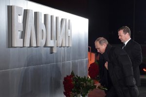 Президент России подписал указ, на основании которого учреждается медаль в честь 75-летия Победы в Великой Отечественной войне. В президентском указе отмечается, что учреждение юбилейной награды является данью глубокого уважения великому подвигу, героизму и самоотверженности ветеранов войны.

========================================

Т.н. "президент" какие только "патриотические" указы не подписывает, только вот поклоняется  и строит капища ИСКЛЮЧИТЕЛЬНО негодяям и предателям Родины! Как так получается?