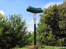 У нас в Старом Осколе памятник огурцу!