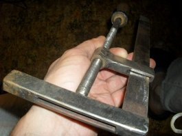 Гайки ,шпилька,ручка от напильника и обрезки 3-4 мм стального листа.