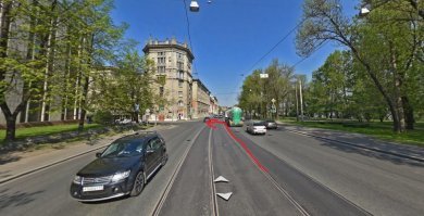 Люди как будто в космосе, да круто, что трамвай долбанул машину, но на сколько здесь вина водителя?!

Я более скажу, порой трамваи а***вшие... у меня рядом с домом есть поворот налево, разумеется при наличии трамвайных он выполняется только с них, есть ещё 2 полосы особо не загружены. Так через раз ко мне подъезжает трамвай и начинает звенеть, вот что я должен сделать?! Даже, если я его вижу заранее, у меня поворот только с путей... Он мне что предлагает в центральном ряду встать пропуская его?!

А если врежется, люди тут тоже скажут а нефиг на пути вылезать?!