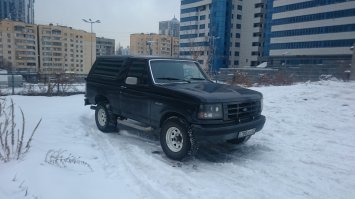 Моя выдержит. По крайней мере этот столб снесет. 
А в это говно жестяное нафиг нафиг...