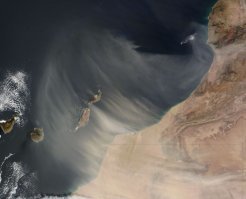 А ещё ,когда со стороны пустыни в сторону Канарских островов дует ветер ( Saharan Dust over Canary Islands ) песок за время *перелёта* превращается в пыль. В этот момент не только ухудшается видимость на дорогах ,но и дышать пылью это ещё то удовольствие. При этом воздух прогревается сильнее и ощущение ,как в сауне.