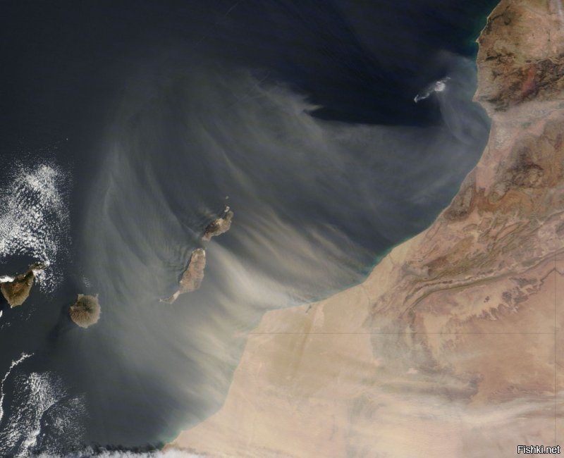 А ещё ,когда со стороны пустыни в сторону Канарских островов дует ветер ( Saharan Dust over Canary Islands ) песок за время *перелёта* превращается в пыль. В этот момент не только ухудшается видимость на дорогах ,но и дышать пылью это ещё то удовольствие. При этом воздух прогревается сильнее и ощущение ,как в сауне.
