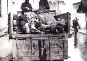 Фото 1. Греция, Афины, зима 1941-42. Грузовик проезжает по улицам и собирает трупу людей, умерших от голода. Совсем как в Ленинграде. Согласно историкам, только в Афинах и Пиреях умерло от голода 40.000 мирных жителей.
Фото 2. Греческие дети, истощенные от холода. Фото было послано нелегально в Красный Крест, чтобы тот хоть как то помог Греции продуктами.
Некоторые историки считают, что во ВМВ в Греции умерло от голода 250.000 человек, другие считают, что 500.000.
