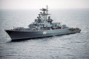 И вот этим говном собираются заменить корабли пр.1135?! Пи.z.дец, дно днищенское... Список вооружения пр.1135 и его фото ниже: 
2   2   76-мм АК-726 (1600 выстрелов),
на кораблях проекта 1135М:
2   1   100-мм АК-100 (400 выстрелов)
Ракетное вооружение - 1   ПЛУРК «Раструб-Б» (с 1986),
на кораблях проекта 11352 вместо РБУ-6000 установлен ПКРК «Уран», 2   «Оса-М» (40 ЗУР)
Противолодочное вооружение - 2   213-мм РБУ-6000 (96 РГБ-60)
Минно-торпедное вооружение -2   4-трубных 533-мм ЧТА-53-1135(8 торпед 53-65К или СЭТ-65)
