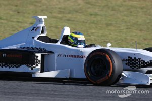 кстати а не такова же размера хотят ввести диски в Ф1 ?
а это болид младших формул..спарка Ф1 по другому выглядит