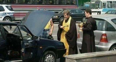 За все время управления авто у меня уже 14ый автомобиль. Ни один не освящал. Все нормально, никаких эксцессов. А кому интересна эффективность сего обряда, посетите стоянку где складируются авто после дтп. И посмотрите на завязанные в узел авто, с окровавленными, стрелянными подушками и иконками на панели.... Помогли они,иконки то?