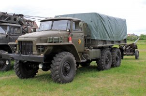 Магистральный тягач в одном углу ринга, военный многоцелевой грузовик в другом. Задачи у них разные...Урал справился со своими на ура и кое-где используется и сейчас.