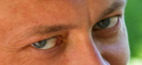 нашел фотки (не люблю фотографироваться по этому их очень мало) для тех кто относится с сомнением к таким заявлениям (о смене цвета глаз)