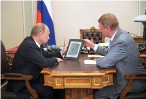 Чубайс показал Путину школьный планшет
если что,то это 2011 год))