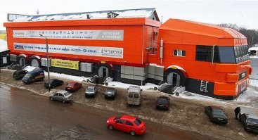 Кому и зачем пришло в голову построить здание в форме гигантского Cadillac
