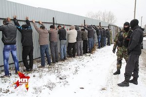 Если они толкают газель - то на этой фотке мужики держат забор