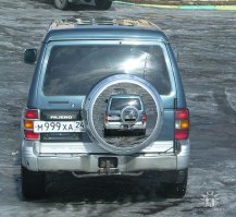 Я в таком стиле эскиз делал в 2009 году где-то.   Только  в затее предлагалось - что машину сфотаем на каком-то знаковом, узнаваемом месте города.  (типа нашего моста, который на десятирублевой купюре изображен.  Или церкви Параскевы Пятницы.).  Но дядька по итогу так и не собрался.  и продал этот сарай.
