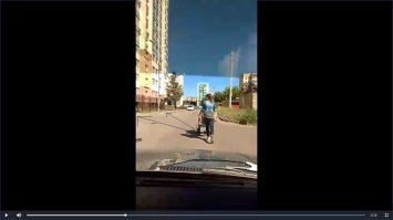 Вам не хватит места объехать? Водила просто пошел на принцип. И без целой видео записи мы не можем судить что как вы выразились, девушка дура. А тот факт, что водитель не смог объехать, ставит под сомнение его профессионализм как водителя, да и ваш попал под сомнение.