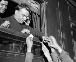 Это не гены - сильная штука, это сладкая жизнь,большие деньги и пластические операции.
В предыдущем посту читал про перелёт Валерия Павловича Чкалова. Вот его фото за 2 года до гибели. Угадаете, сколько тут ему лет? А ведь он погиб в 34 года.