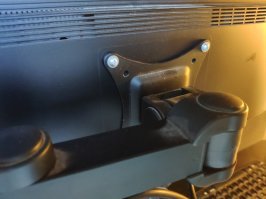 На днях Эпл выпустил новый Мак Про. Стоит USD 6000. К нему рекомендуется монитор за USD 5000 (с какими-то собственными решениями что-бы нельзя было напрямую сравнить с конкурентами) который продаётся без стойки. Можно купить VESA-адаптер за USD 299, а можно купить стойку за USD 999. ИМХО, смысла в подобной стойке я не вижу - те кто реально будут покупать подобный комплект, скорее всего купят адаптер и повесят монитор на многомониторную стойку, рядом с другим монитором(ами). А могли и просто VESA сделать и не париться. Всё равно скоро эти адаптеры появятся на Али.

А что касается фото в посте, то там человек использует iMac (весь комп в одном корпусе) принесённый с собой. У них стойка в комплекте, но мне кажется она не влезет в сумку.

ПС. я тоже не яблочник, просто интересуюсь что в мире технологий происходит.