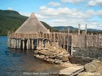 Это не они плавучие, это переводчик - дурак и порет отсебятину.
6000 лет, какие плоты? Тем более, " из дерева и камня".