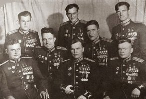 На верхнем снимке, золотая молодёжь СССР 1945 года, самому старшему 29.  Ниже обложка журнала Life, март 1958 года. На обложке слева 17 летный школьник из СССР, москвич Алексей Куцков и его американский сверстник Стивен Лапекас.