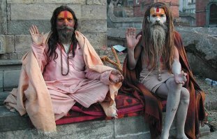 Индусов уже как китайцев, если не больше, полнаселения Индии ведут палаточно-цыганский образ жизни без учёта и документов, плюс толпы всяких бродячих монахов и святых.