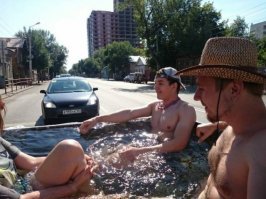 Не, так не весело. Весело будет, когда водила резко по тормозам даст.