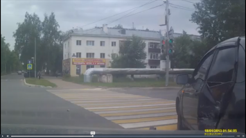 Ну если смотреть с этого ракуса, то она на зеленый ехала))