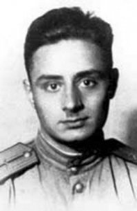 Эдуард Аркадьевич (Арташе сович) Асадов (7 сентября 1923, Мерв, Туркестанская АССР, РСФСР, СССР 21 апреля 2004, Одинцово, Московская область, Россия) русский советский поэт и прозаик.
В ночь с 3 на 4 мая 1944 года в боях за Севастополь под Бельбеком получил тяжелейшее ранение осколком снаряда в лицо. Теряя сознание, он довёл грузовой автомобиль с боеприпасами до артиллерийской батареи. Последовало продолжительное лечение в госпиталях. Врачи спасли его жизнь, но не смогли сохранить зрение; и с того времени Асадов был вынужден до конца жизни носить чёрную «полумаску» на лице.