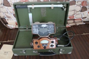 Я себе по случаю вот такой прикупил армейский. Дешево и сердито. В комплекте тестовый источник излучения маааленький. Питание можно собрать на коленке из любых элементов, наверно даже самодельные банки собрать можно )) Проверял у себя на местности - все в норме.