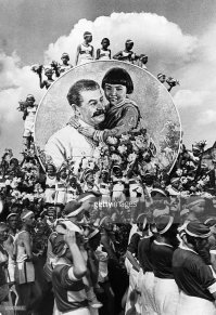 А до Ммкалат была бурятка Геля.
Позже отца Гели отправили в сталинский лагерь, обвинив в шпионаже в пользу Японии.
Мамкалат была нужна лишь для замены надписей на уже растиражированных фотографиях Гели со Сталиным.
В те же лагеря попал и скульптор Лавров создавший композицию вождя с девочкой Гелей.