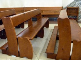 Католики молятся на коленях или стоя. Возле лавочек специальная приспособа есть, куда коленами встать. А думать да, можно и сидя на лавочке.