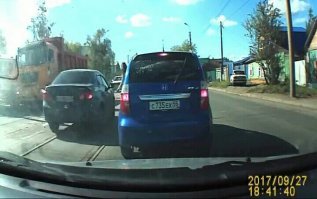 Буквально один шаг спас её от трагедии.

Если бы она шла на пару секунд быстрее, то 100% инвалидность или труп.
Ублюдок ехал на приличной скорости.