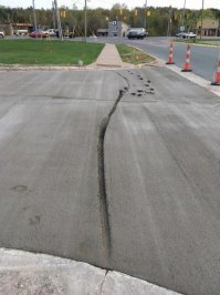 Это не байкер, а велосипедист, который ехал по дорожке. Мотоцикл бы там чутка больше месива оставил, если бы он вдрг решил ехать не по дороге, а по газону