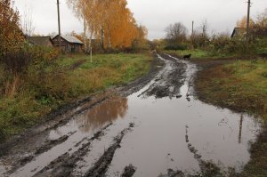 Вспоминаю, как мы с братом малые на велике (взрослике) решили такую же лужу на скорости проехать… Брат старший  за рулём  я, как и полагается младшему на багажнике. Не проехали. Упали в самый центр. Я спиной в чачу. Млять ревел потом пол дня. Брат ржал…