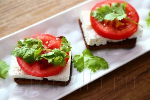 Отрезаешь белого хлебушка, намазываешь маслицем, сверху ломтик помидорки, потом ломтик лука, посыпаешь всё это перчиком и покрываешь листиками кинзы...мммм. Отличная закуска.