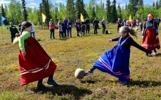 Для крутости - камнем играют!