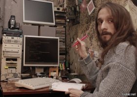 Недавно писал в другом посте под этой же картинкой, что на втором фото изображён не просто хакер, а один из великих мастеров своего дела, к сожалению ныне покойный.  Это Николай Лихачёв, более известный как Крис Касперски, или Мыщъх. Программист-полиглот, в совершенстве владевший полусотней языков программирования, теоретик дизассемблирования и компьютерного взлома, IT-журналист, технический писатель, автор двух десятков фундаментальных книг по компьютерному взлому,  стратегии информационной безопасности и многия-многия.... К сожалению, два года назад Крис нелепо погиб в США, разбившись при прыжке с парашютом.